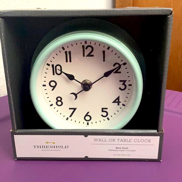 Threshold wall or table clock